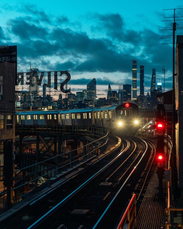 In this city where the winds blow fierce and bold, the lonely souls always wander home late in the fold.
这个城市风很大，孤独的人总是晚回家。
.
.
.
#nyc #newyok #nycphotography #newyorkcity #metrolife #railwayphotography #nycphotographer #subway #nycsubway #7train #7trainnyc #queensboroplaza #railwayphotography #subwayphotography #eveningcommute #sunset #nycsunset #railwaysunset #citytwilight #twilighttrain #urbanrails #cityrail #subwayscene #nycsubway